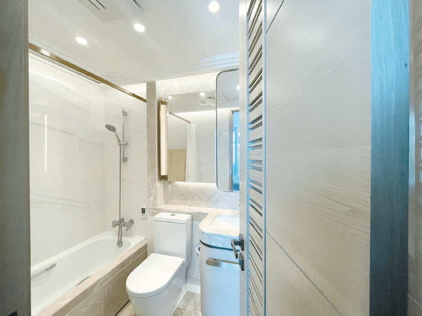 浴室保養新淨，牆身以雲石鋪設。