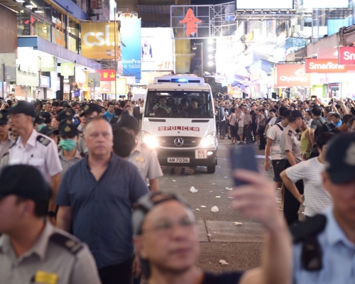 警車駛入菜街,代表擁18年歷史的旺角行人專用區正式曲終人散。蘇正謙攝