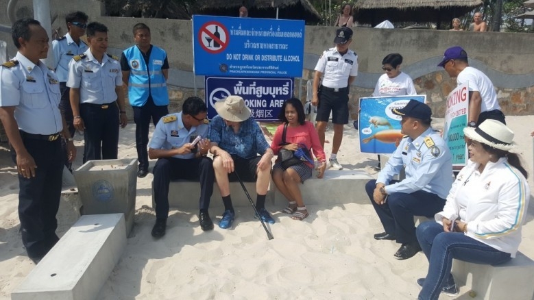 泰國當局會在海灘外安排足夠的吸煙區供遊客使用,但絕不再允許遊客在海灘上邊走邊吸煙。(網圖)
