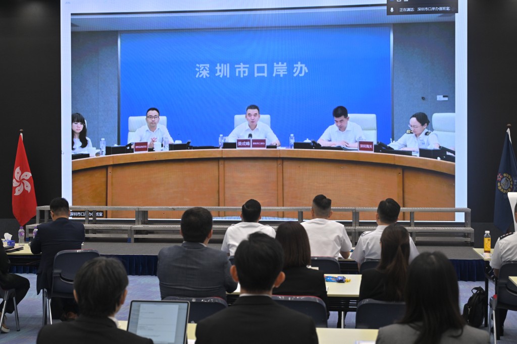 深方代表与政策局或部门进行线上交流,加强港深两地相关单位的通报及协调机制。政府新闻处 深方代表与政策局或部门进行线上交流,加强港深两地相关单位的通报及协调机制。政府新闻处