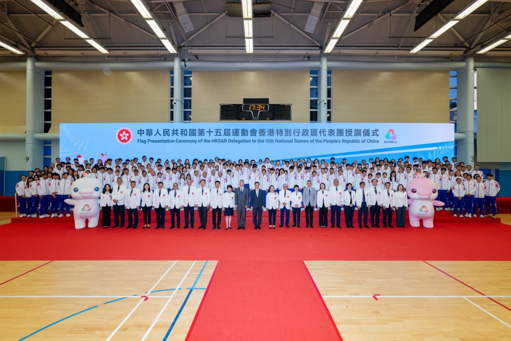 行政長官李家超將香港特區區旗授予文化體育及旅遊局局長兼香港特區代表團團長羅淑佩、中國香港體育協會暨奧林匹克委員會會長兼代表團籌備委員會（籌委會）主席霍震霆和中國香港殘疾人奧委會會長兼籌委會主席馮馬潔嫻。
