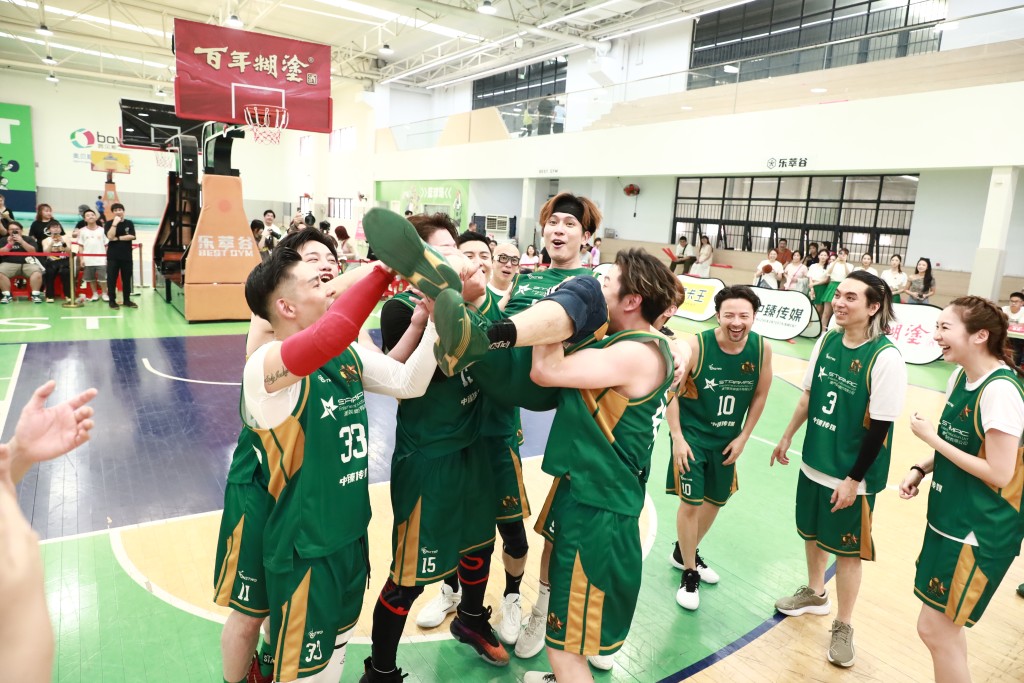 「星BA」隊員抬起MVP陳柏曦慶祝勝利。