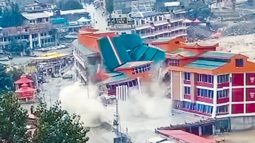 巴基斯坦北部旅遊勝地卡拉姆地標「新蜜月酒店」遭洪水沖毀，瞬間崩塌。