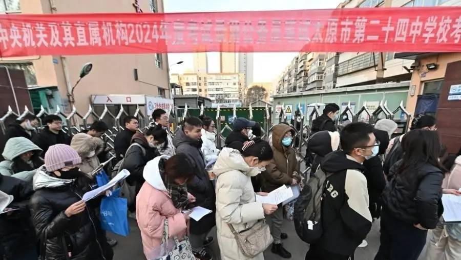 去年山西太原市的「國考」試場,考生大排長龍。 中新社
