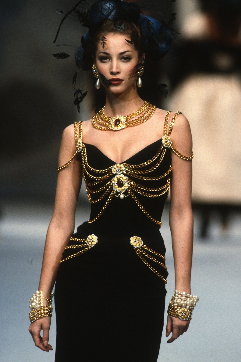 其实《美少女战士》是时尚指南，Sailor Pluto冥王雪奈的黑色晚装，其实取材chanel 90年代出品。
