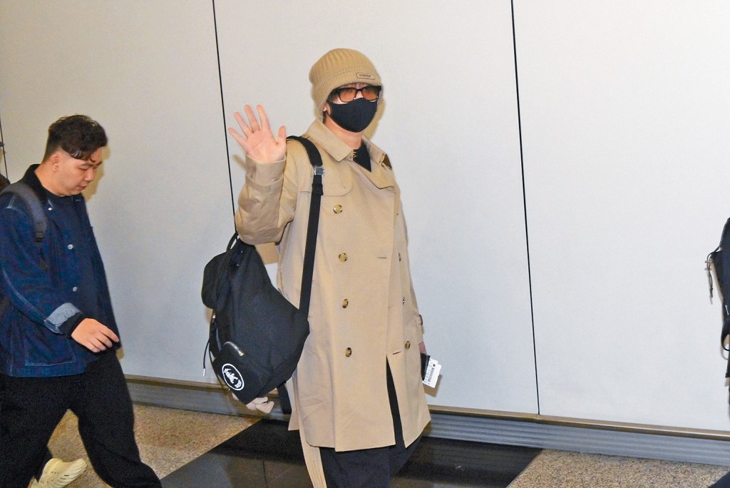 姜濤昨日出發倫敦開騷，在機場與粉絲揮手道別。