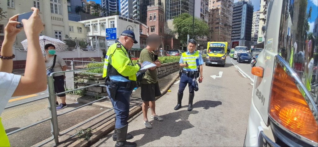 泥頭車司機在場受查。林思明攝