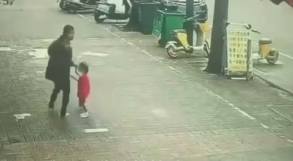 女子發現有人追上，回頭一看。