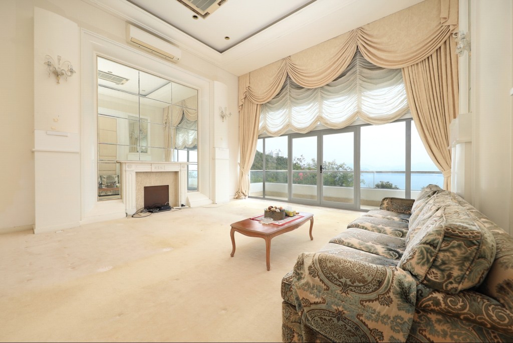 西貢灣景小築現有5房5浴靚裝大屋放售，實用面積3051方呎，最新叫價6250萬。