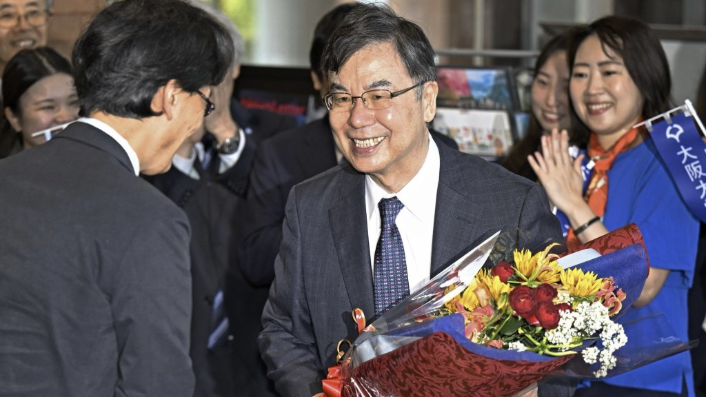 大阪大學師生恭賀坂口志文慶祝獲得諾貝爾獎。 美聯社