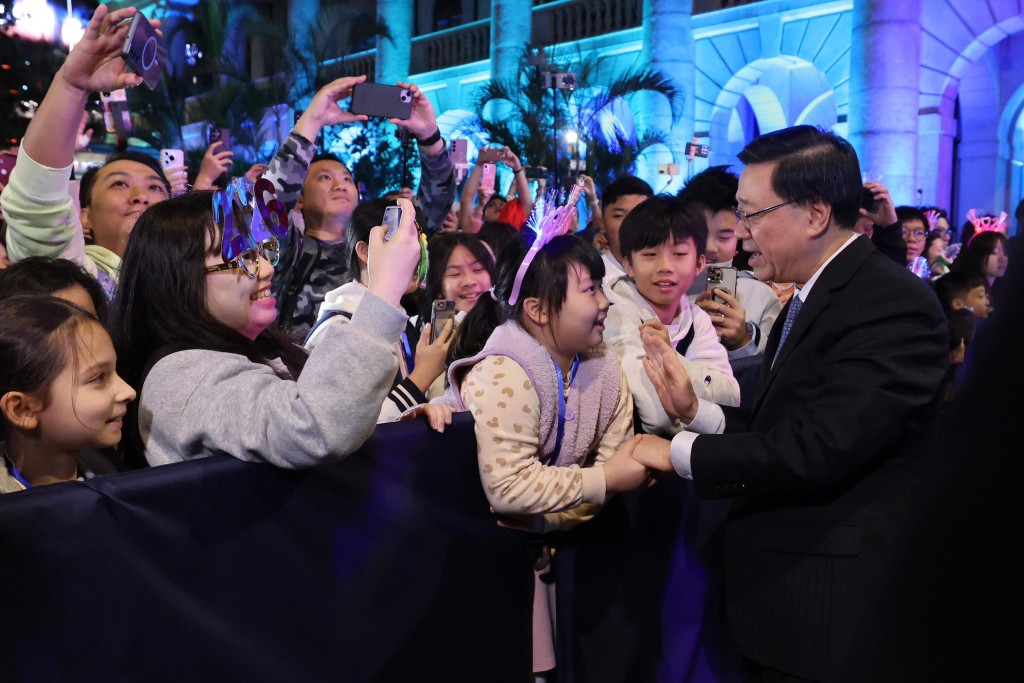 李家超與市民交談，跟小朋友握手。李家超fb