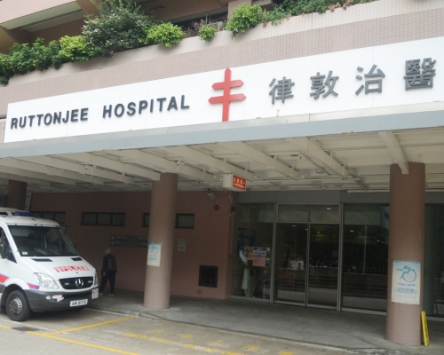 事主由飛行服務隊送往灣仔直升機坪後，再由救護車送往律敦治醫院治理。資料圖片