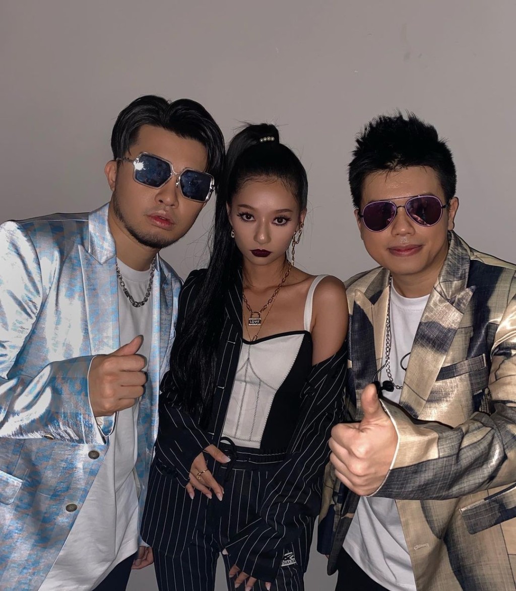 成日孖住一齊出騷。