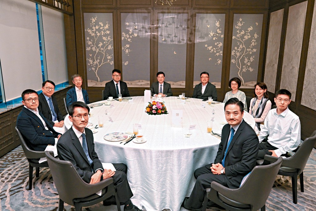 李家超主持特首顧問團午餐會議,聽取顧問團成員就今年《施政報告》的意見。「杭州六小龍」的韓璧丞及王興興來港參與會議。