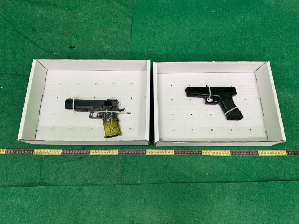 案件中检获的怀疑受管制气枪。