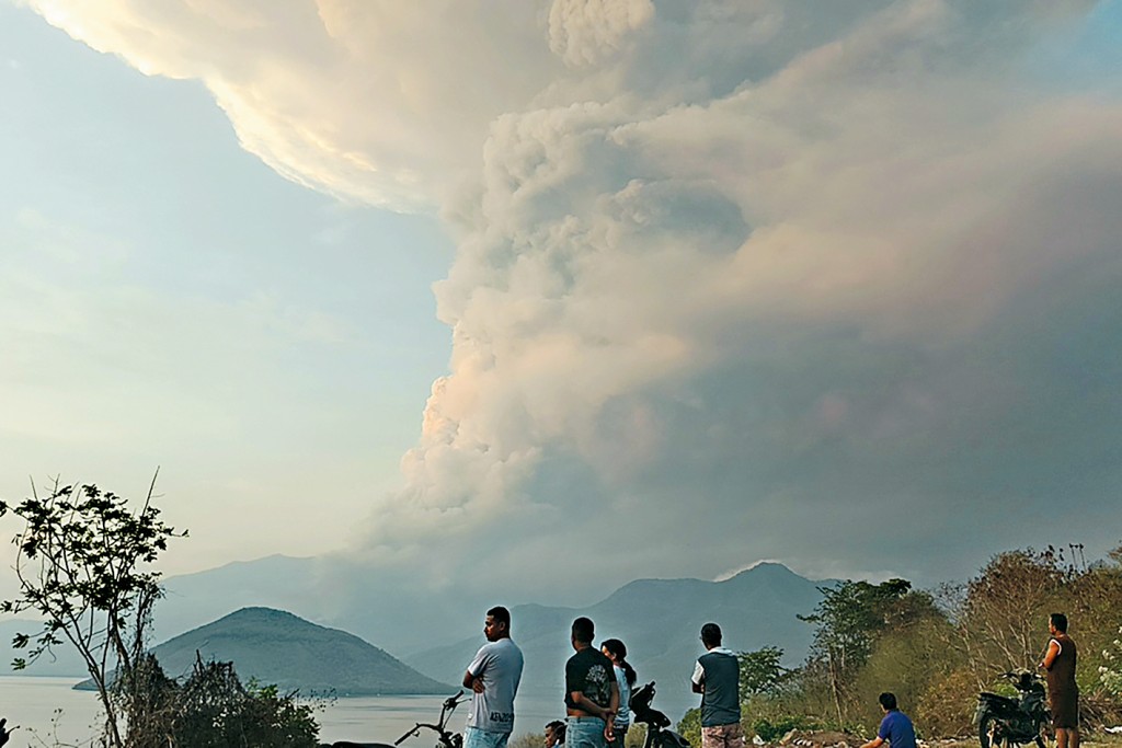 勒沃托比火山上周六噴發。