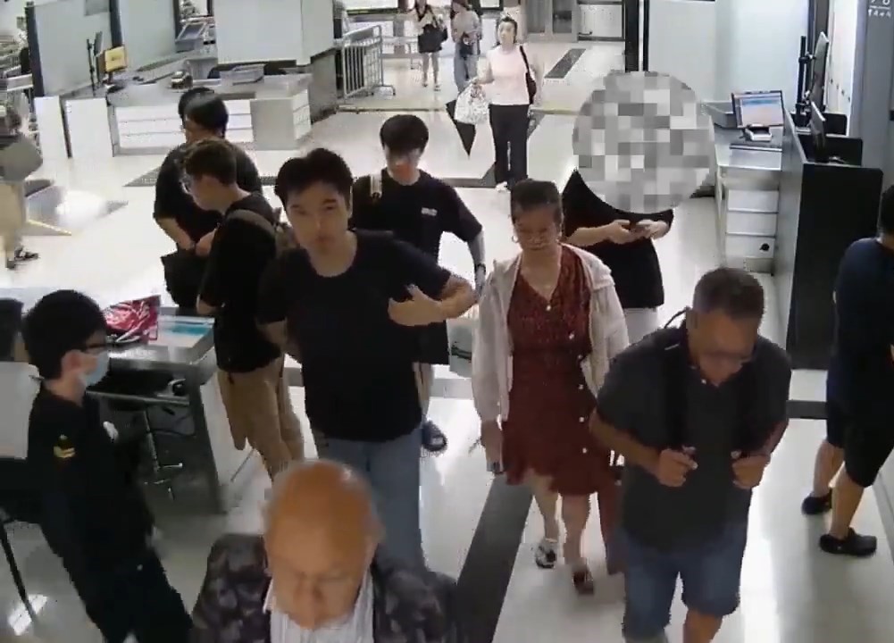 男子過關時神色匆忙。 男子過關時神色匆忙。