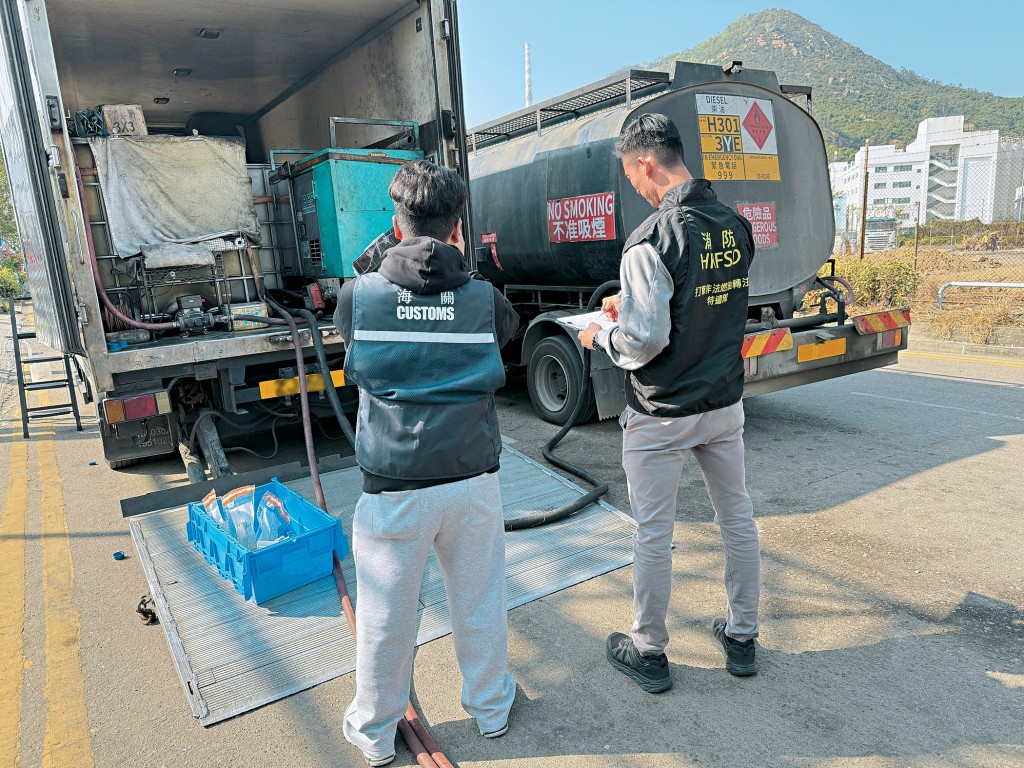 香港海關與消防處聯合行動，在青衣搗破的一個流動非法加油站。