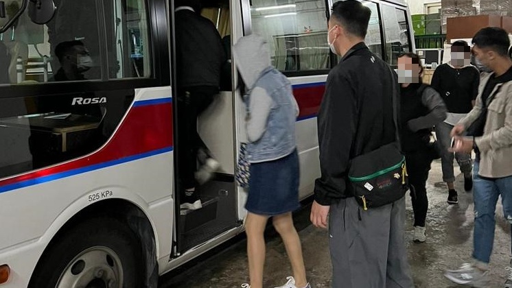 被捕男女帶署調查。