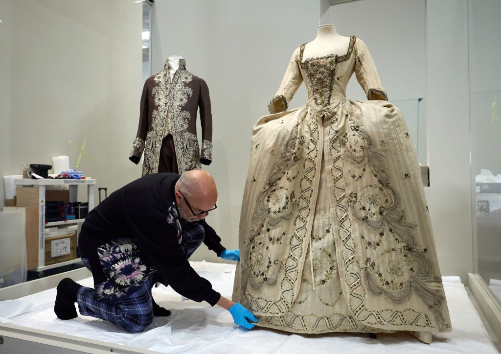 這襲18世紀的法國女性貴族宮廷禮服，約於1778年創製。