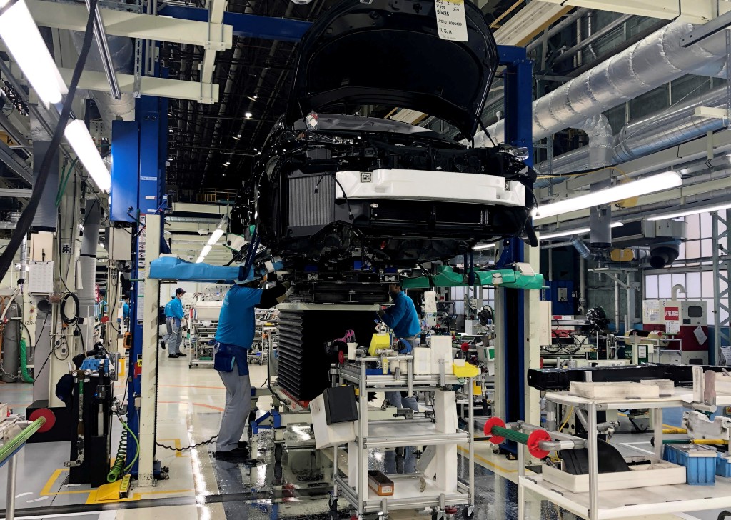 爱知县生产线的工人在丰田Mirai上安装燃料电池动力系统。 路透社