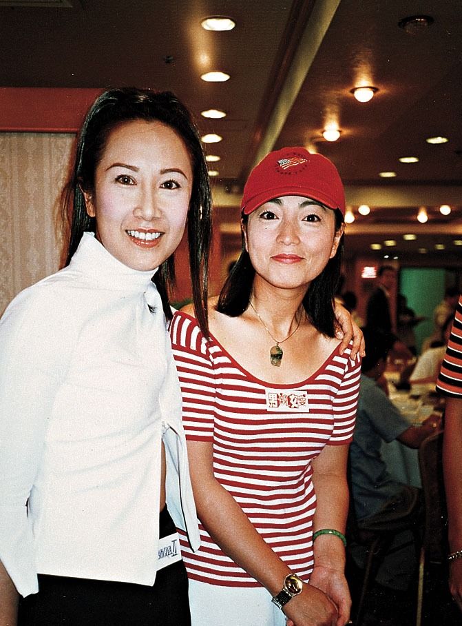 吕珊（左）中学毕业后成为酒廊歌手，曾跟梅艳芳、张德兰在荔园唱歌表演，后来获公司赏识推出唱片。  ​