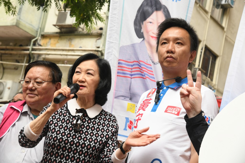 新民党主席叶刘淑仪（左二）为该党湾仔区直选候选人黄守东（右一）「站台」。何健勇摄