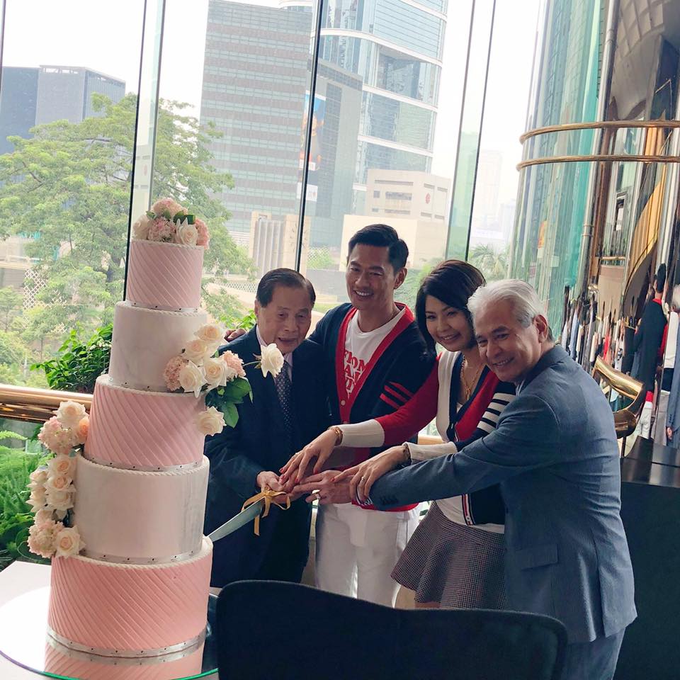 2018年，黄德斌与Joyce正式签纸结婚。