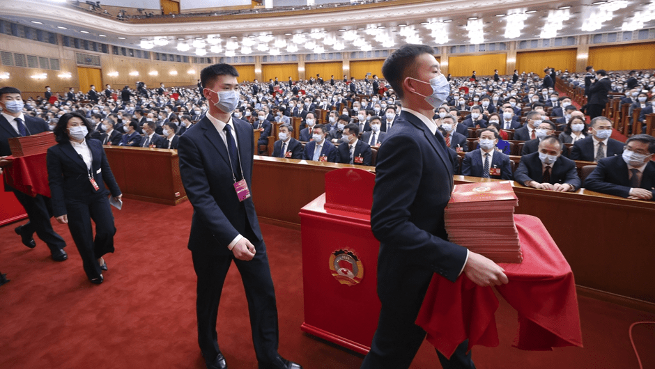 3月10日，全國政協十四屆一次會議在北京人民大會堂舉行第三次全體會議。這是工作人員準備發放選票。新華社