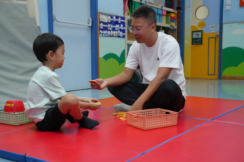 黎先生與兒子亨亨參加課程，他表示能夠將所學在家中運用，即使「四大長老」沒有陪同上課，憑着在家中從旁觀察，現在也學到不少技巧。（圖片來源：受訪者提供）