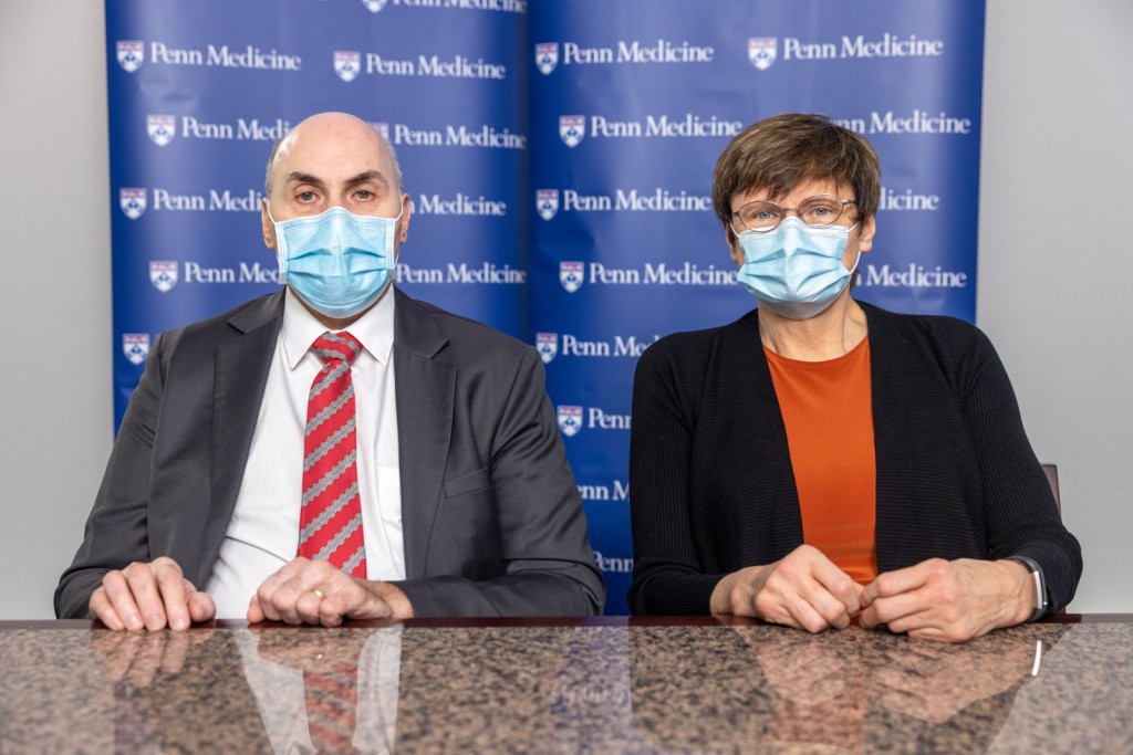 匈牙利生物化學家考里科（ Katalin Kariko）（右）及美國醫學專家韋斯曼（Drew Weissman）（左）使人類能夠開發出有效的mRNA疫苗對抗COVID-19。（圖：:Penn Medicine）