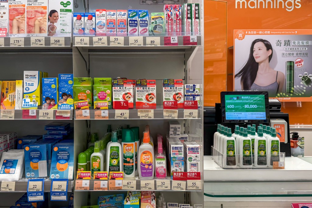 有店舖售賣蚊怕水,並將驅蚊產品放在門口或收銀台顯眼位置,貨源充足。 有店舖售賣蚊怕水,並將驅蚊產品放在門口或收銀台顯眼位置,貨源充足。