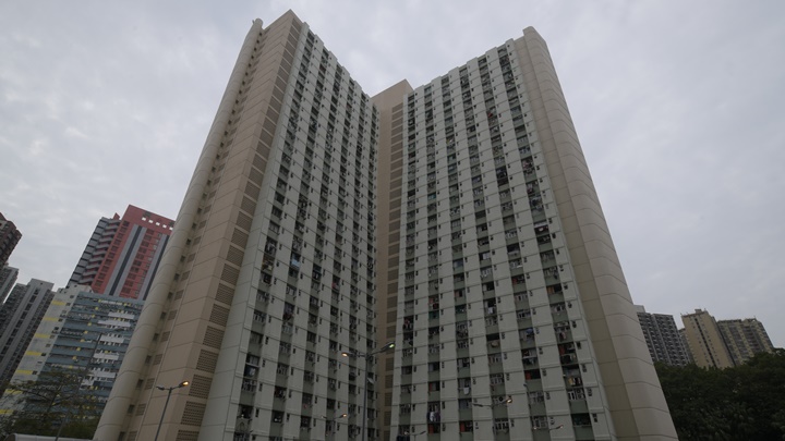 政府將20座大廈納入強檢,包括屯門大興邨興昌樓。資料圖片