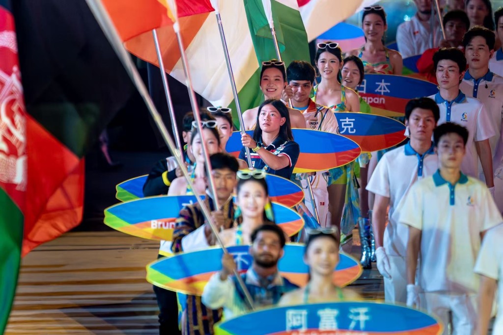 滑浪风帆女子水翼帆板银牌得主袁静雪在闭幕礼担任持旗手。照片由港协暨奥委会提供