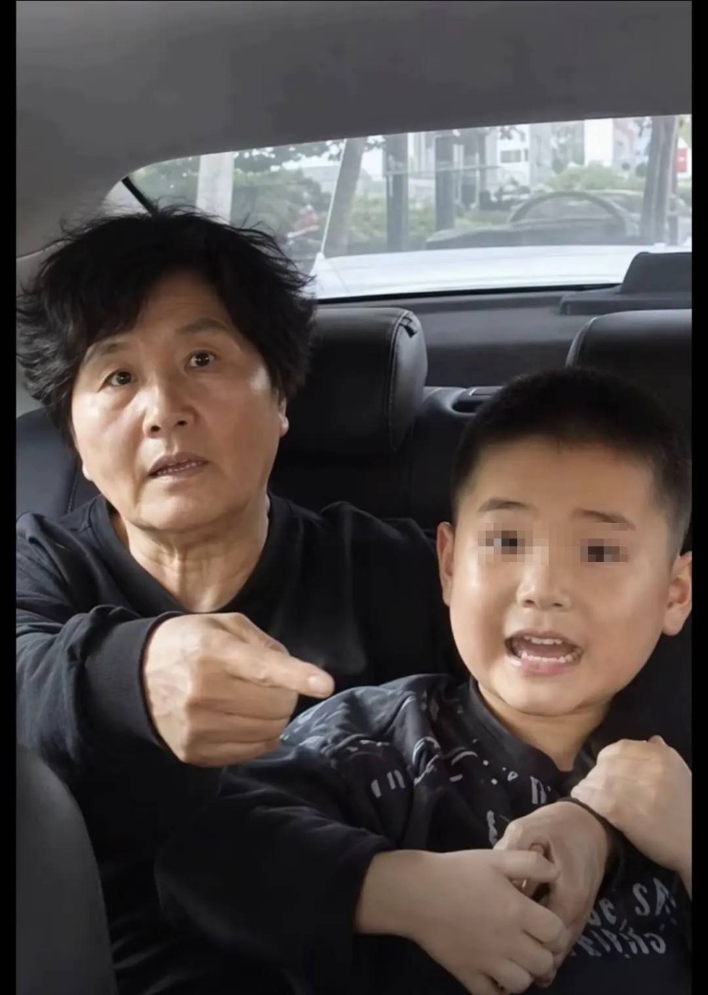 马涛因制止熊孩破坏车上设备，遭其同行阿婆疯狂指骂。微博