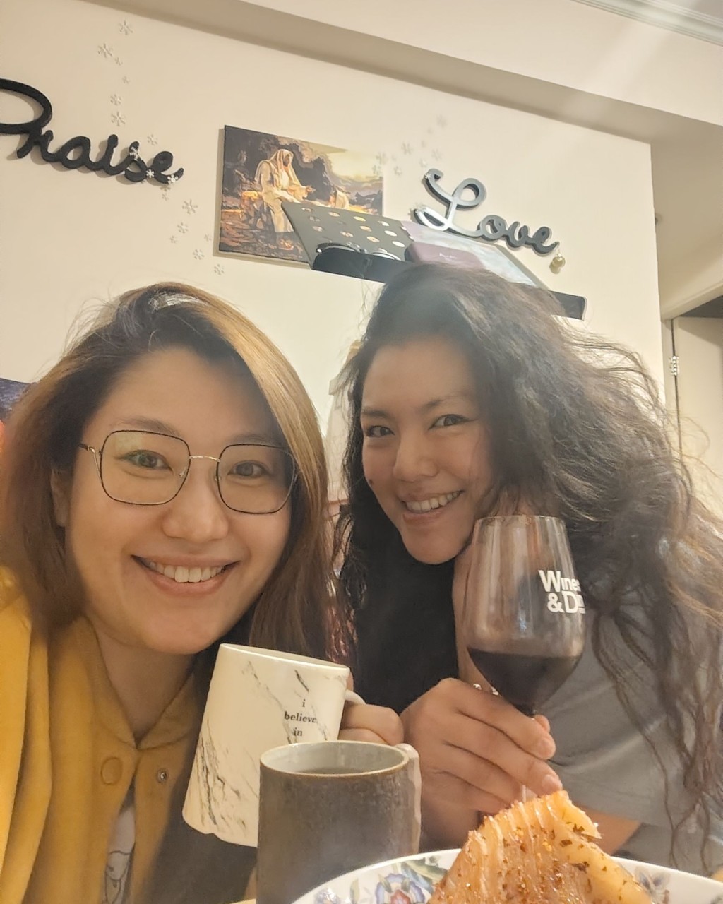 尤淑情與另一位參賽者楊嘉瓏,私下亦是好朋友。 尤淑情與另一位參賽者楊嘉瓏,私下亦是好朋友。