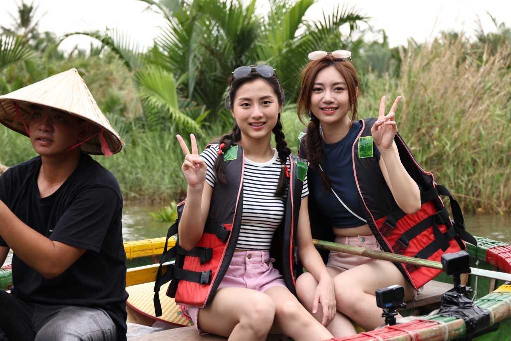 陈霈錤与梁倩淇在越南拍外景时坐椰子船。