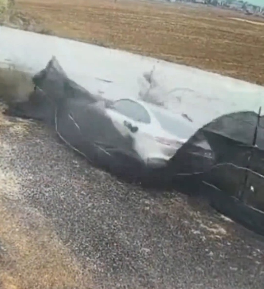 闭路电视拍下私家车出事及起火经过。