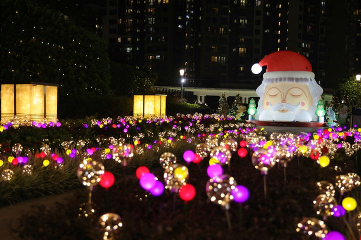 瀰漫浪漫氛圍的聖誕夢幻燈海，是荃灣廣場「怪誕森林奇遇記」的人氣打卡場景。
