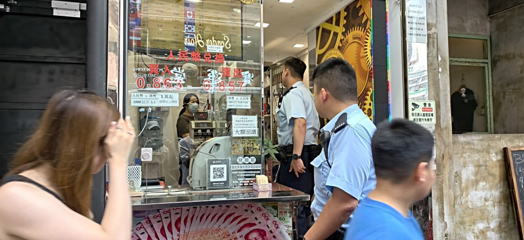 麼地道一找換店發現可疑包裹。楊偉亨攝 麼地道一找換店發現可疑包裹。楊偉亨攝