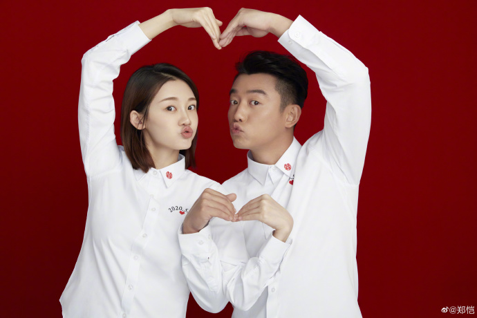 二人擺心心手勢。