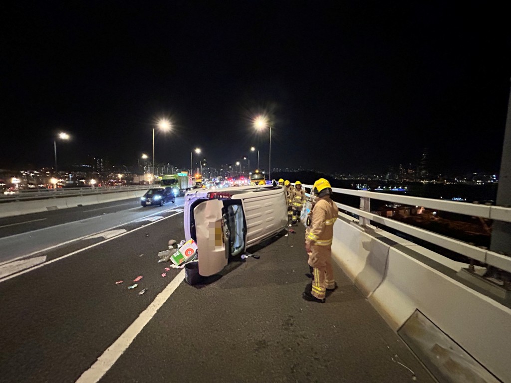 現場為青沙公路往機場方向近八號貨櫃碼頭。