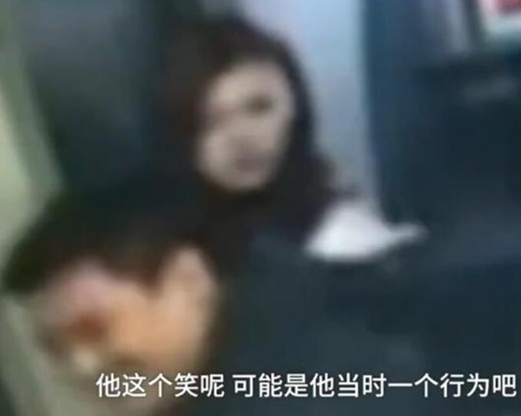 男子見李女戶口歸零,還錢並冷笑離去。影片截圖