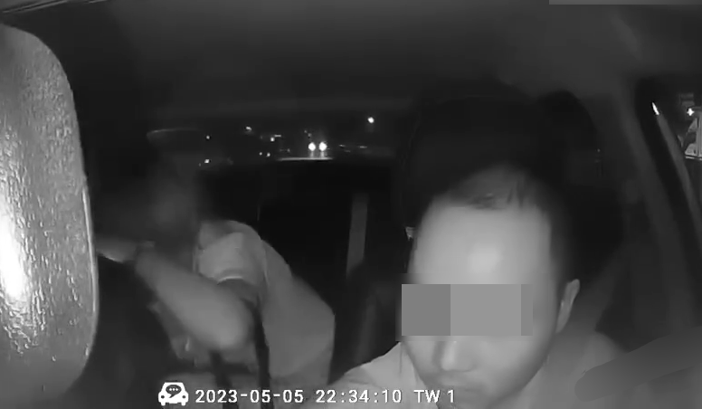 兩人下車後，司機隨即關上車門。
