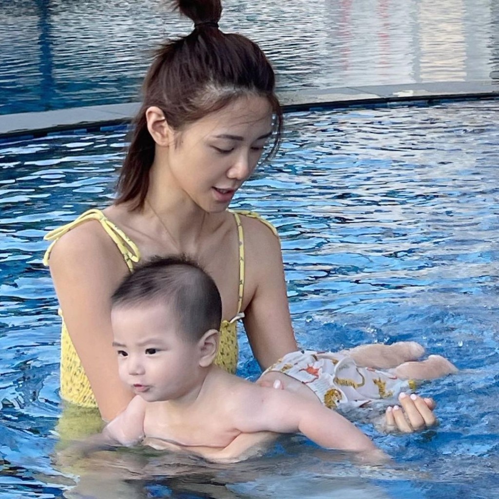 Virgil有媽咪手抱，成功在淺水池玩水。