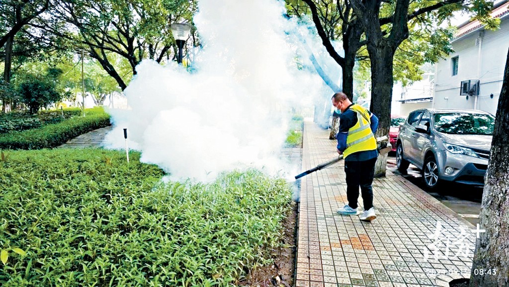 佛山市多區近日出現基孔肯雅熱確診個案,防控人員在街道消殺蚊蟲。