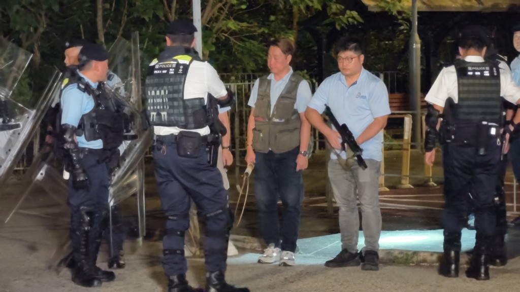 警方聯同漁護署人員一行30人,在壆圍南路進行掃蕩,有警員戴上全套防護裝備,漁護處人員亦配備麻醉槍及繩索,最終捕獲3隻成年唐狗,將帶返動物管理中心作進一步檢驗及觀察。黃文威攝 警方聯同漁護署人員一行30人,在壆圍南路進行掃蕩,有警員戴上全套防護裝備,漁護處人員亦配備麻醉槍及繩索,最終捕獲3隻成年唐狗,將帶返動物管理中心作進一步檢驗及觀察。黃文威攝