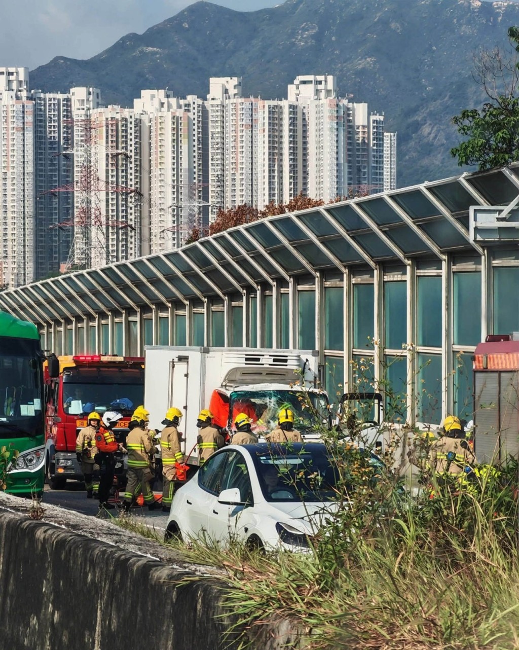 貨車車頭毀爛。FB車cam L(香港群組)圖片 貨車車頭毀爛。FB車cam L(香港群組)圖片