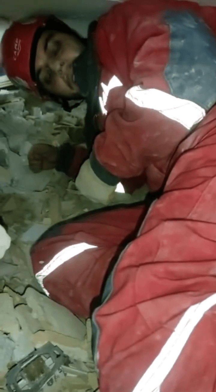 救難人員在瓦礫堆下聽到陣陣嬰兒哭聲。