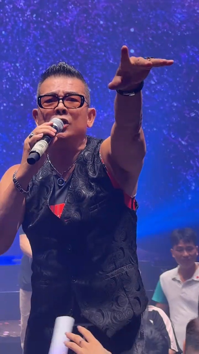 吳毅將投入唱出劉德華的歌曲《暗裡著迷》。